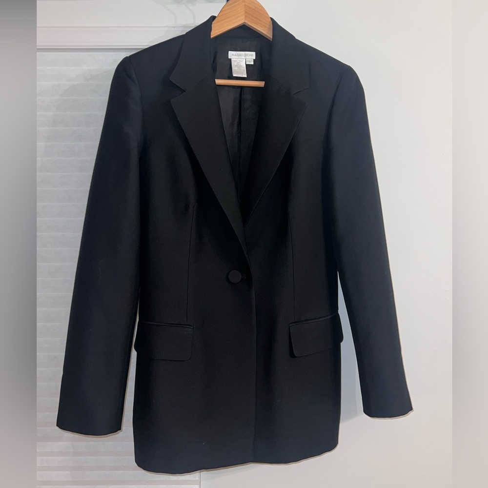 Magaschoni Black Blazer with Notched Lapels and Structured Shoulders